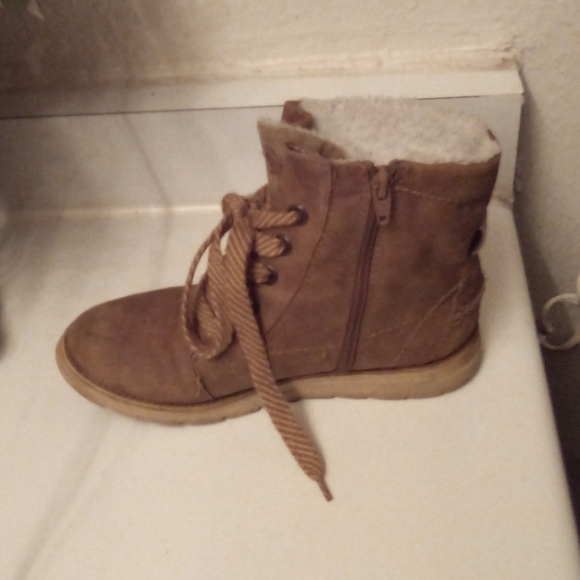 Boots - Picture 4 of 4